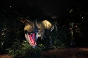 浦安Henn na Hotel Maihama Tokyo Bay的恐龙的雕像,舌头出