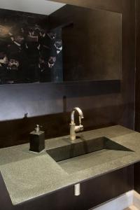 巴塞罗那Hotel Ramblas Internacional的浴室内带水龙头的盥洗盆