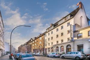 汉堡阿斯托里亚招牌酒店的一条在大楼前停放汽车的街道