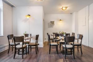汉堡阿斯托里亚招牌酒店的用餐室配有桌椅