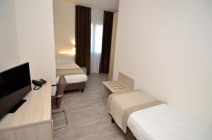 梅斯特梅斯特诺瓦酒店的酒店客房设有两张床和一台平面电视。