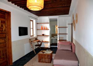 拉巴特达尔达尔摩洛哥传统庭院住宅的客厅配有沙发和桌子