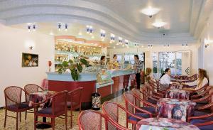 比比翁米拉马雷酒店的一间带桌椅的餐厅和一间酒吧