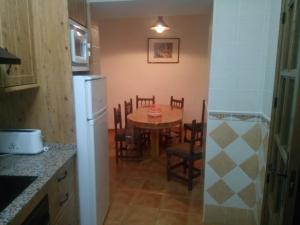 卡索拉Casa Rural El Solarillo的厨房以及带桌椅的用餐室。