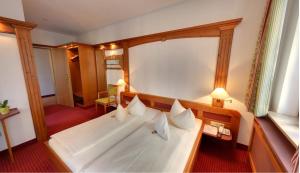 奥格斯堡奥格斯堡霍夫酒店的一间卧室配有一张带大镜子的床