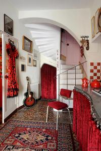 阿尔勒B&B in Arles "L'Atelier du Midi" chambre d'hôtes centre historique ARLES的一间房间,配有一张桌子和吉他