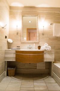 特里波利斯梅洛莱恩假日酒店的一间带水槽和镜子的浴室