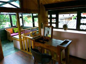 丽江丽江白沙自由岁月设计旅店的客房设有桌椅和窗户。