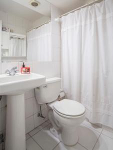 圣地亚哥Departamento Metro Simón Bolívar的白色的浴室设有卫生间和水槽。