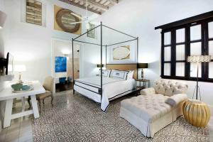 圣多明各Casas del XVI的一间卧室配有一张床、一张沙发和一张桌子