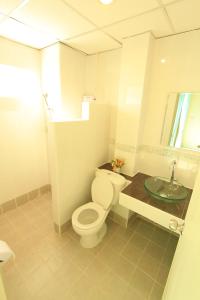清莱观景广场酒店的一间带卫生间和水槽的浴室