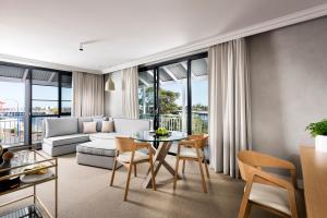 Tradewinds Hotel and Suites Fremantle的休息区