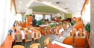 Hotel Flóra餐厅或其他用餐的地方