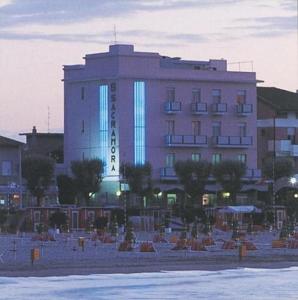 里米尼莎古拉莫拉酒店的一座建筑,上面有蓝色的灯光