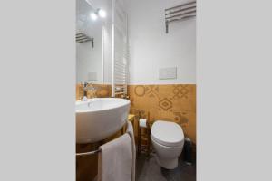 加拉蒂纳Kaleidos Guest House的浴室配有白色水槽和卫生间。