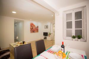 瓦伦西亚El Micalet Apartment的一间带桌子的客厅和一间餐厅