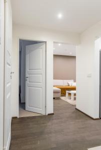珀尔察马Marja Apartment的走廊设有白色门和客厅
