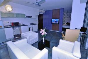 达卡海特当代公寓酒店的一间带白色家具的客厅和厨房