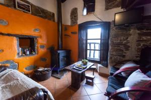 洛萨塔拉斯那尔蒙特哈斯德阿莫尔度假屋的一间客厅,客厅内配有燃木炉