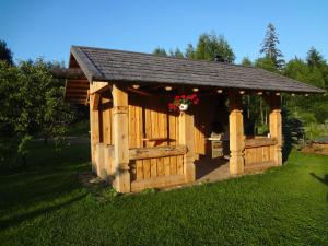 MeeksiPeramaa Puhkekeskus的草坪上带屋顶的木制凉亭