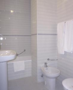 阿里纳斯·德·卡伯瑞勒斯皮库斯德欧罗巴酒店的白色的浴室设有水槽和卫生间。