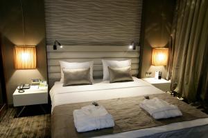 埃迪尔内RYS酒店的一间卧室配有一张大床和两个枕头