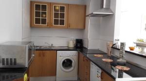 莫莱拉Apartamento Tosca Mar 2的厨房配有洗衣机和洗碗机。