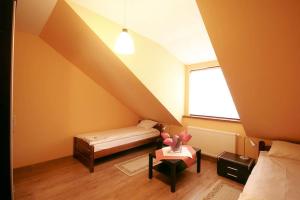 Pilica科伦纳米旅馆的小房间设有床和窗户
