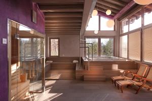 加瓦尔多坎比别墅精品住宿加早餐旅馆的大型客房设有浴缸和木地板。