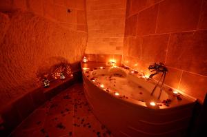 于尔居普康纳克海斯凯芙酒店的浴室配有带灯的浴缸。