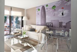 巴塞罗那埃里克维科尔精品公寓 - 圣家堂套房的客厅配有白色沙发和玻璃桌