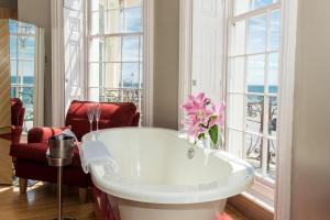 布莱顿霍夫德雷克斯酒店 的带浴缸的大窗户
