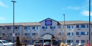 奥罗拉InTown Suites Extended Stay Select Denver - Aurora South的一座大建筑,上面有标志