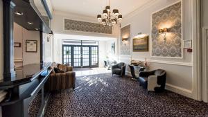 比迪福德皇家酒店的带沙发和桌椅的客厅