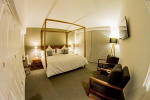瓜达拉哈拉Hotel Boutique Abad的一间卧室配有一张床和一面大镜子