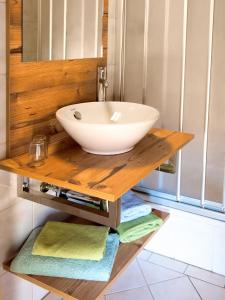 皮恩山口附近施皮塔尔Ferienhof Breitenbaumer的一间带毛巾的木制柜台上水槽的浴室
