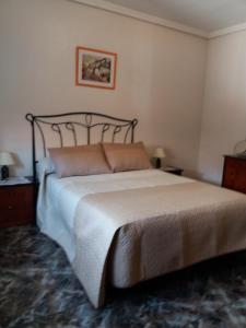 CepedaCasa Rural Amelia的一间卧室,卧室内配有一张大床