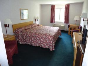 西尔弗索恩斯乐福尔酒店的酒店客房设有床和窗户。