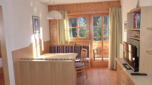 大格洛克纳山麓卡尔斯Lucknerhof的客厅配有桌子和窗户