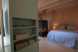 萨维勒特里马塞里亚皮托日住宿加早餐旅馆的一间卧室设有一张床和一个书架