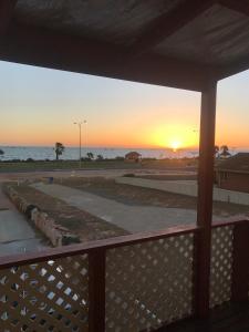 德纳姆最佳海滩别墅的从阳台上欣赏海洋上的日落