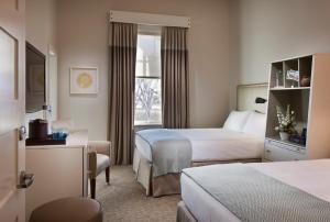 阿尔伯克基阿尔伯克基市中心帕克酒店的酒店客房设有两张床和窗户。
