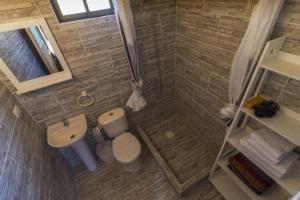 安加罗阿Pacific Bungalows的一间带卫生间和水槽的小浴室