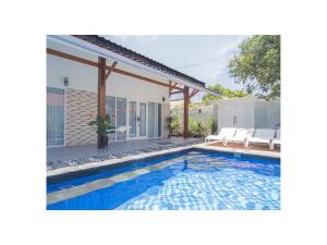 吉利阿尔海古那亚维拉旅馆的一座房子后院的游泳池