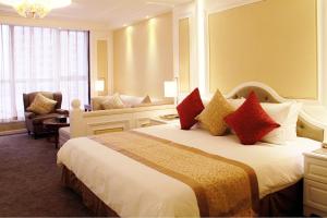 上海王宝和大酒店的酒店客房配有一张带红色枕头的大床