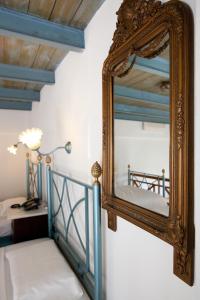 干尼亚潘多拉套房酒店的挂在床边墙上的镜子