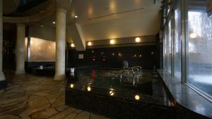 所泽市Spa胶囊旅馆（仅限男性）的大楼内带浴缸的大浴室