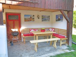 文斯Sendlerhof的庭院设有长椅、桌子和烧烤架。