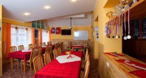 耶莱尼亚古拉-雅戈尼昂库夫Pensjonat Borowik的餐厅配有桌椅和红色桌布