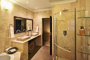 侯斯普瑞特维雅尼萨弗丽旅馆的带淋浴和盥洗盆的浴室